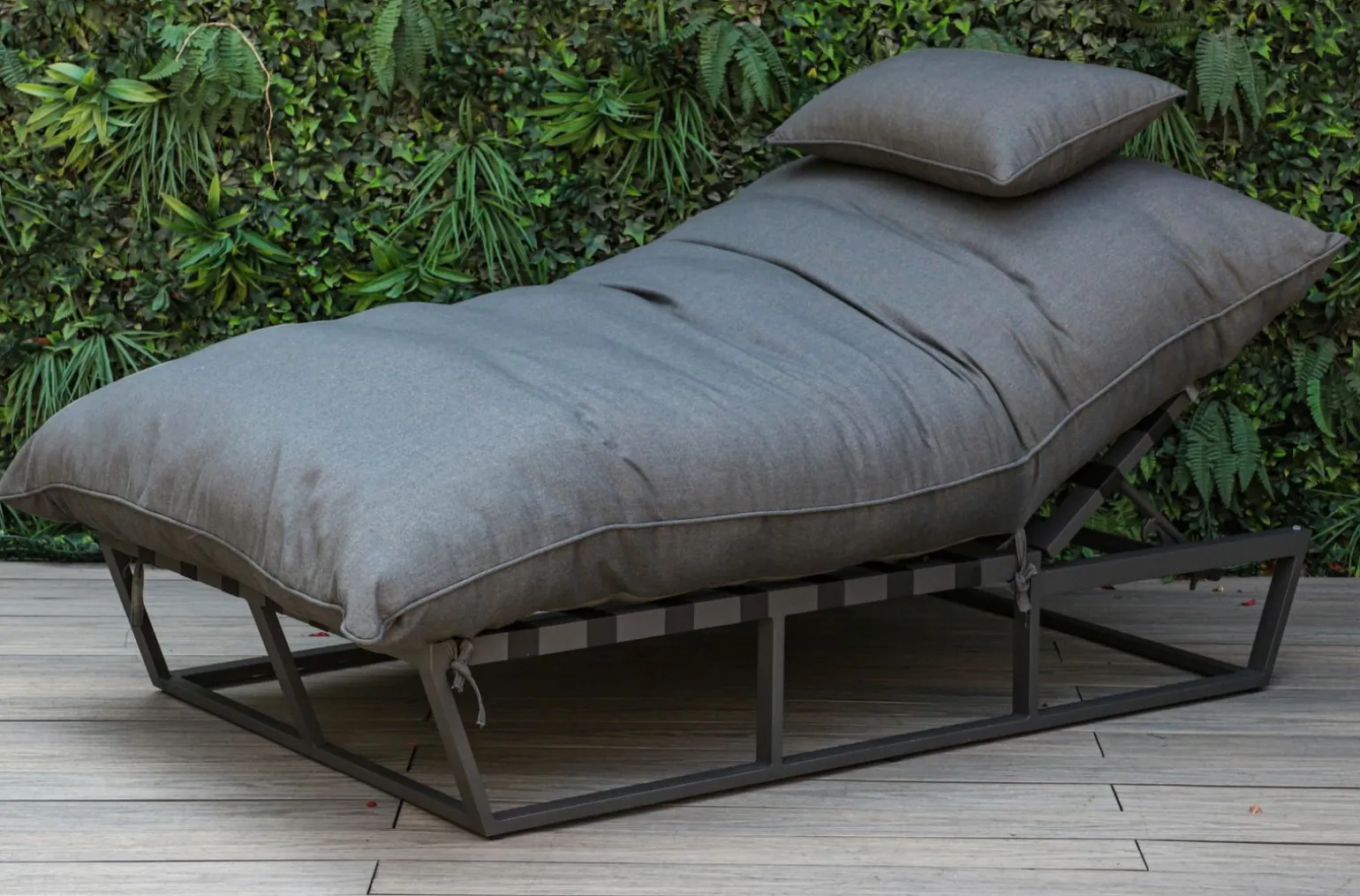 OUTDOOR Sonnenliege mit Cover grau